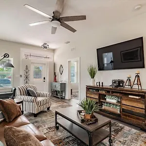  Holiday home Exclusive Haven Retreat With A Private Backyard